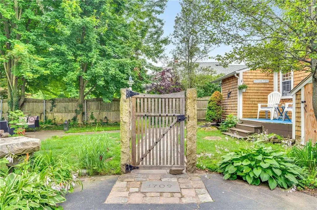 492 Oaklawn Avenue Cranston RI 02920