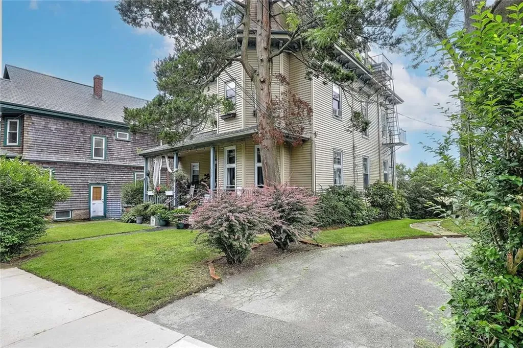 571 Spring Street Newport RI 02840