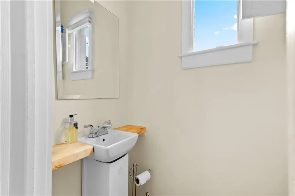 13 Dean Avenue Newport RI 02840