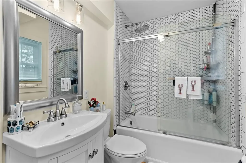 13 Dean Avenue Newport RI 02840