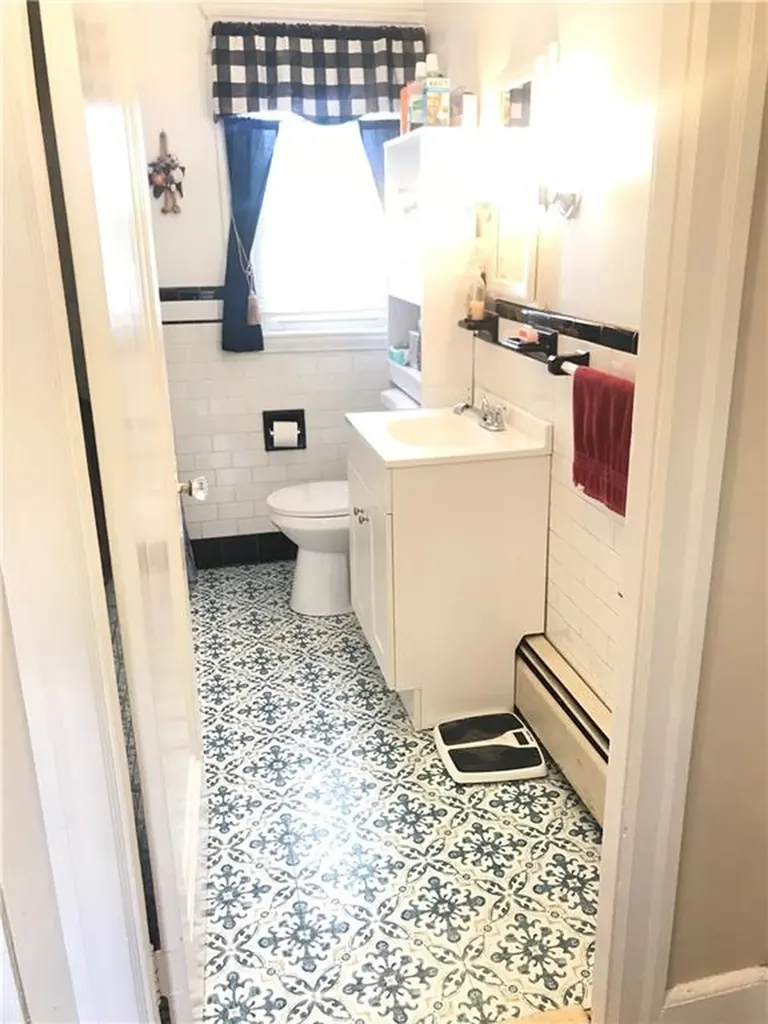 16 Edgemere Road Pawtucket RI 02861