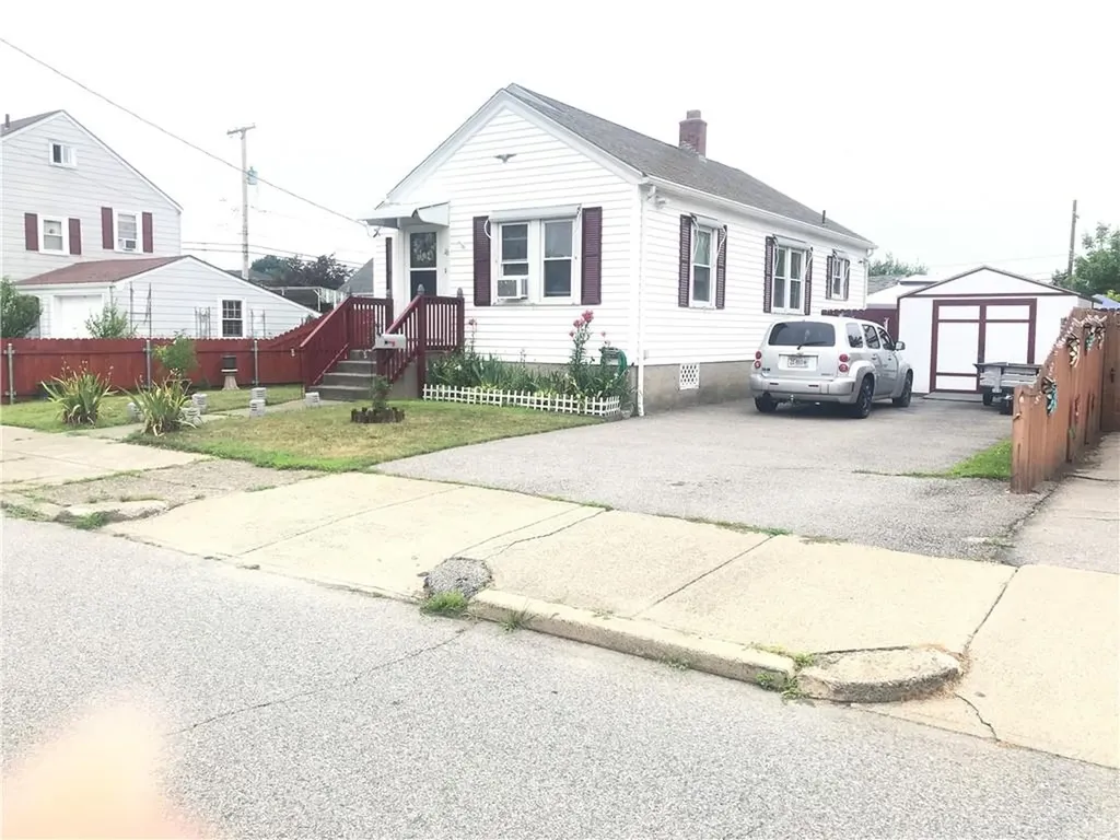 16 Edgemere Road Pawtucket RI 02861