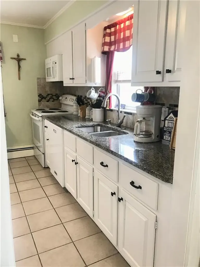 16 Edgemere Road Pawtucket RI 02861