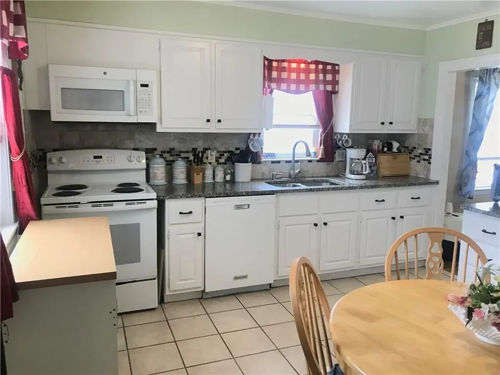 16 Edgemere Road Pawtucket RI 02861