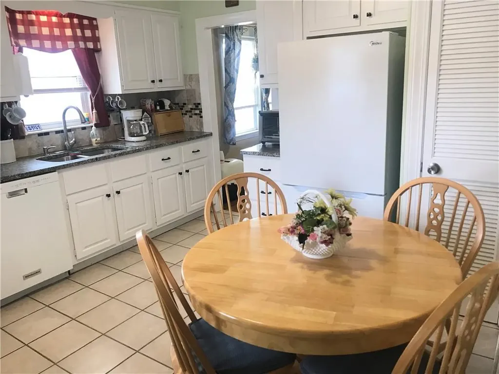 16 Edgemere Road Pawtucket RI 02861