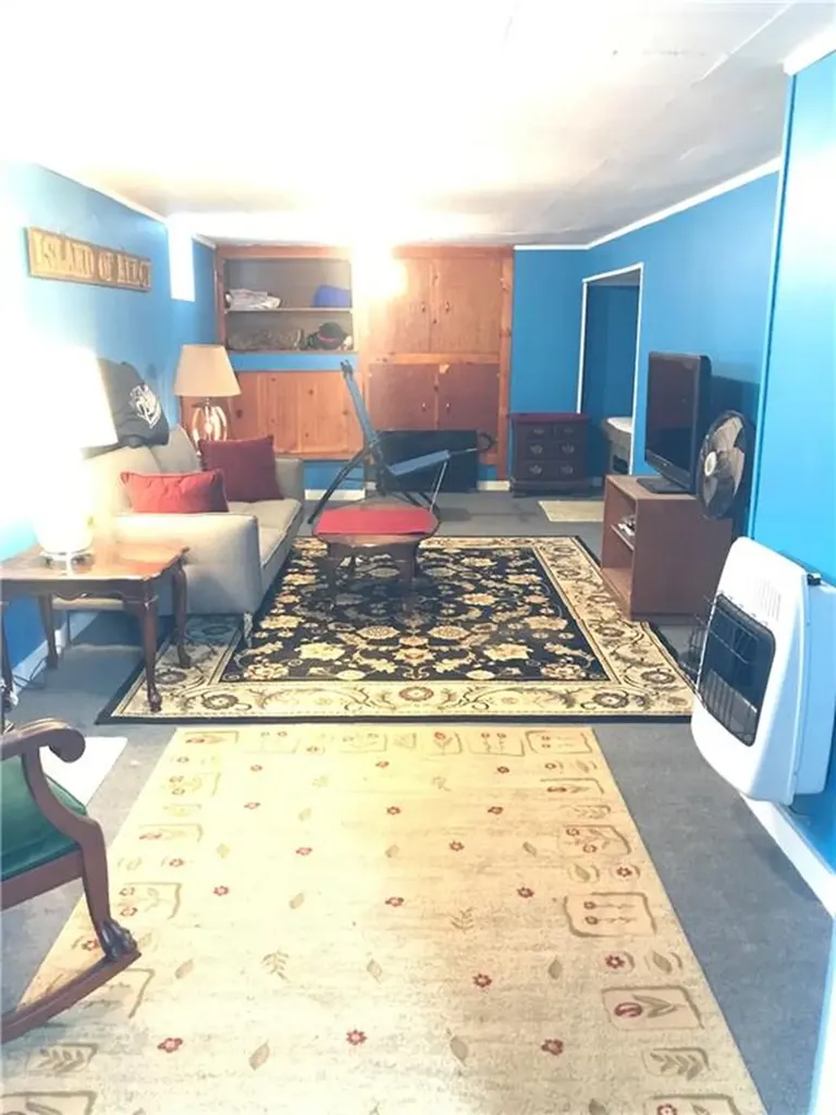 16 Edgemere Road Pawtucket RI 02861