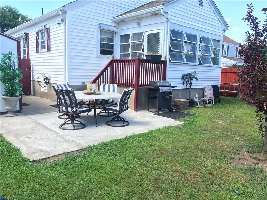16 Edgemere Road Pawtucket RI 02861