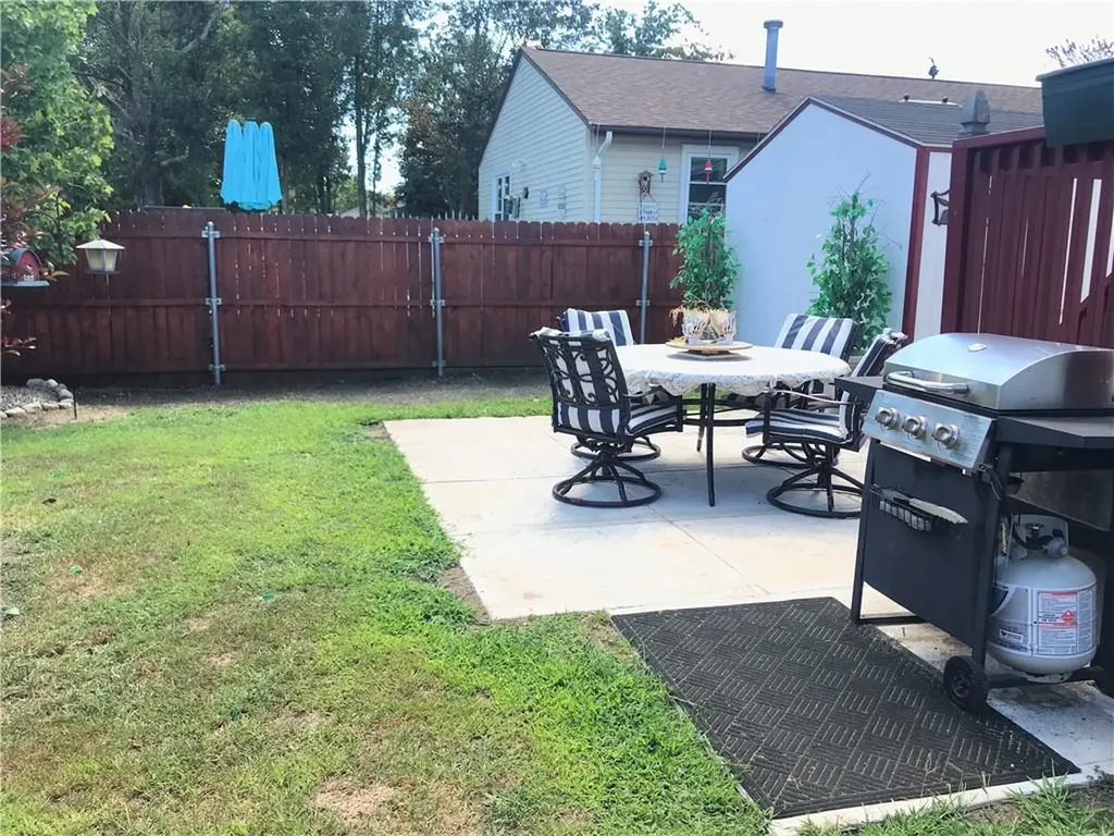 16 Edgemere Road Pawtucket RI 02861