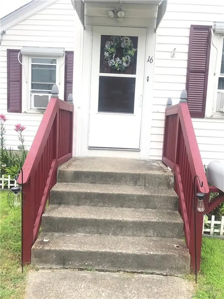 16 Edgemere Road Pawtucket RI 02861