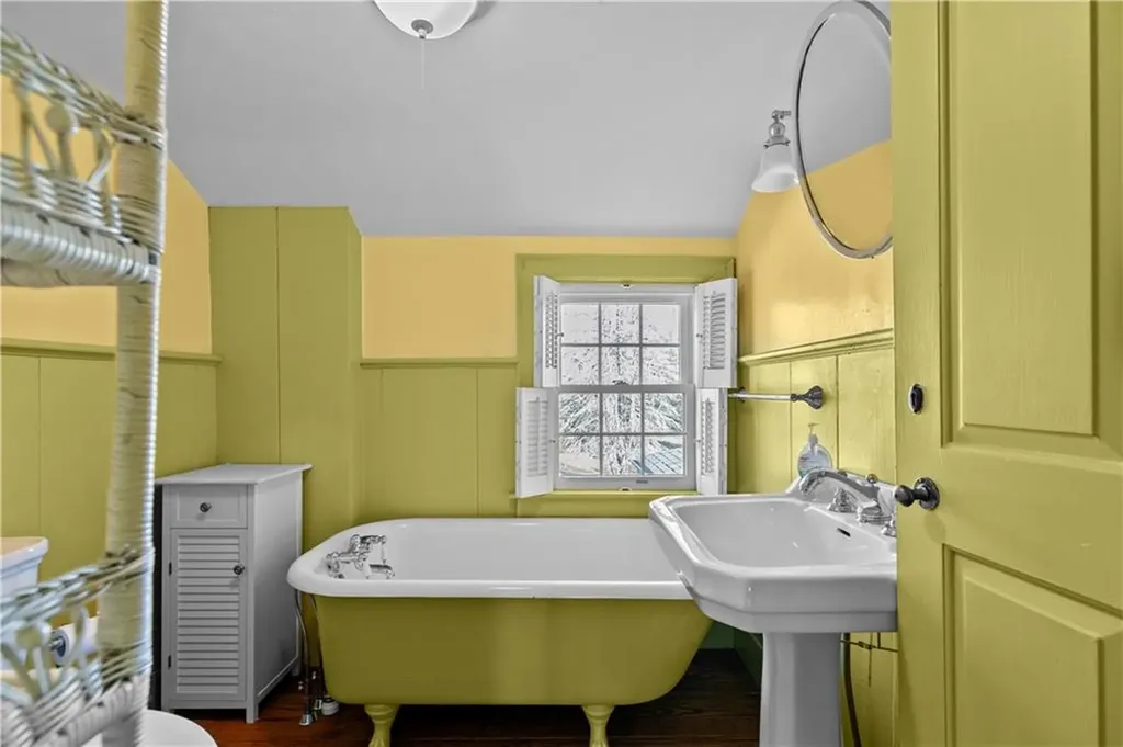 237 Commonwealth Avenue Warwick RI 02886