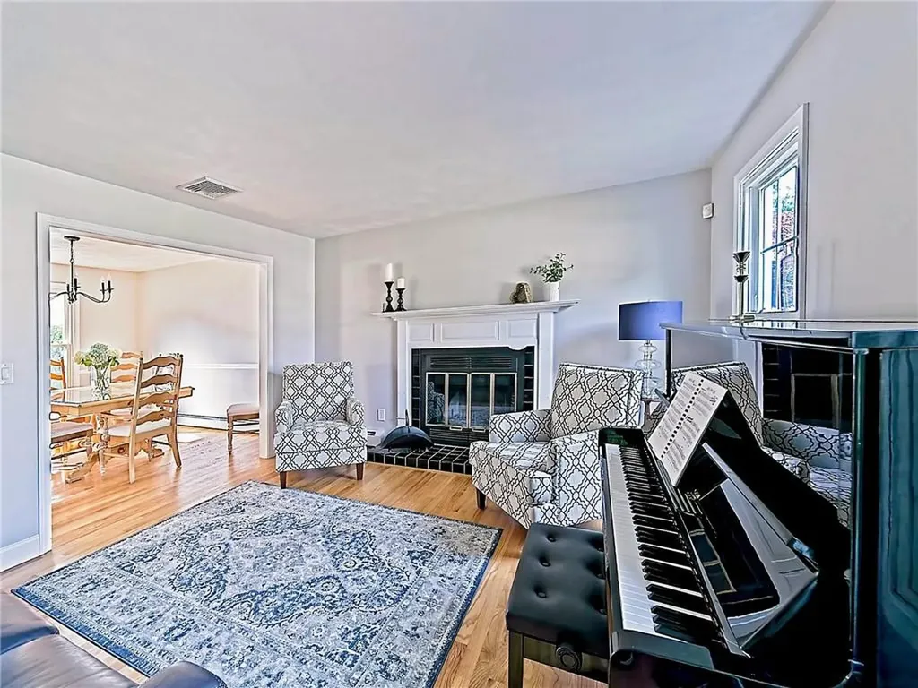 15 Lilac Circle Cranston RI 02920
