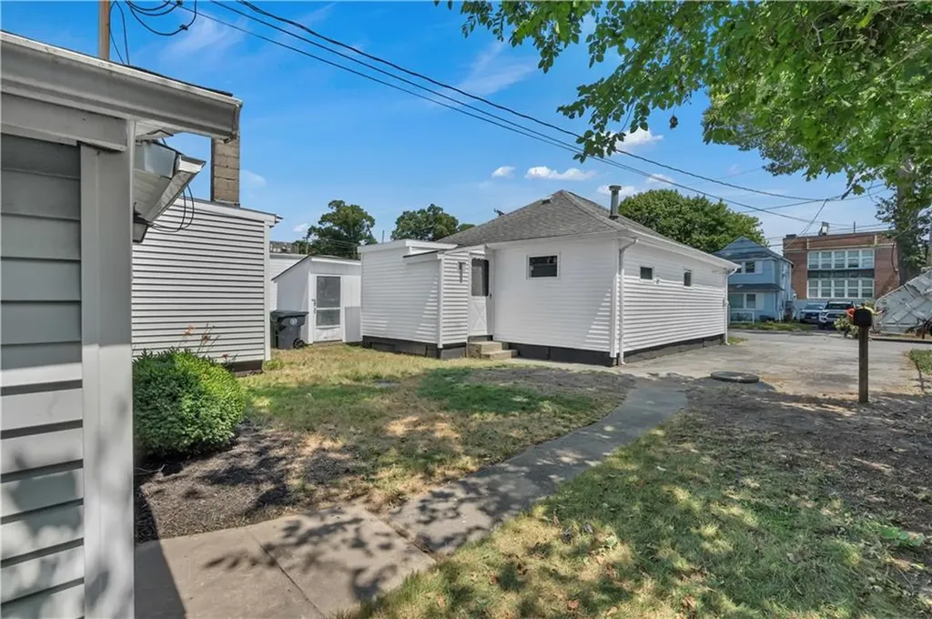 15 17 Maplewood Avenue Warwick RI 02889