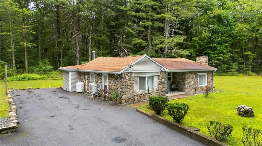 789 Colwell Road Burrillville RI 02830