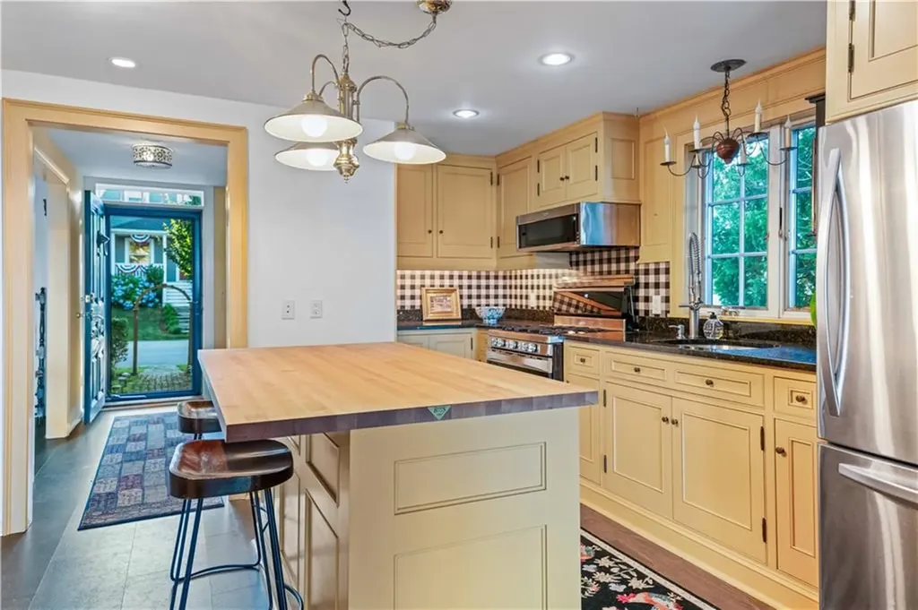 128 Eustis Avenue Newport RI 02840