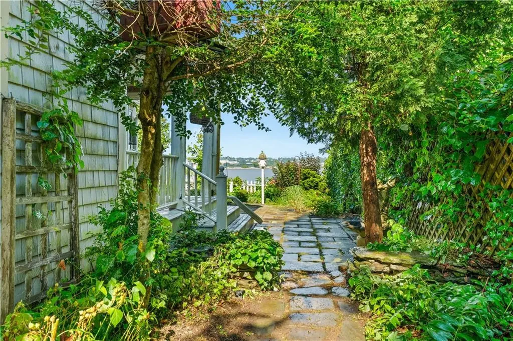 128 Eustis Avenue Newport RI 02840
