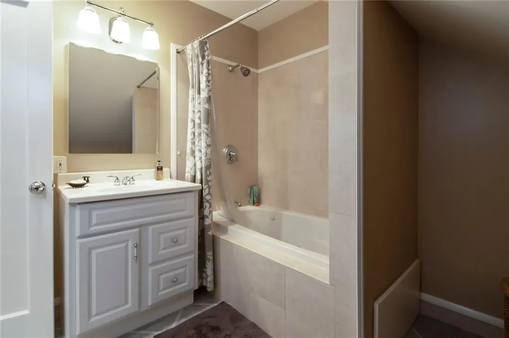 44 Third Street Newport RI 02840