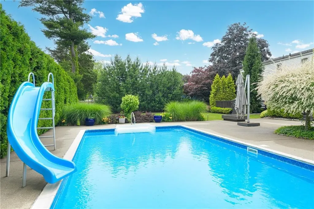 69 Apple Tree Lane Warwick RI 02888
