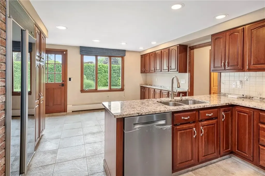 69 Apple Tree Lane Warwick RI 02888