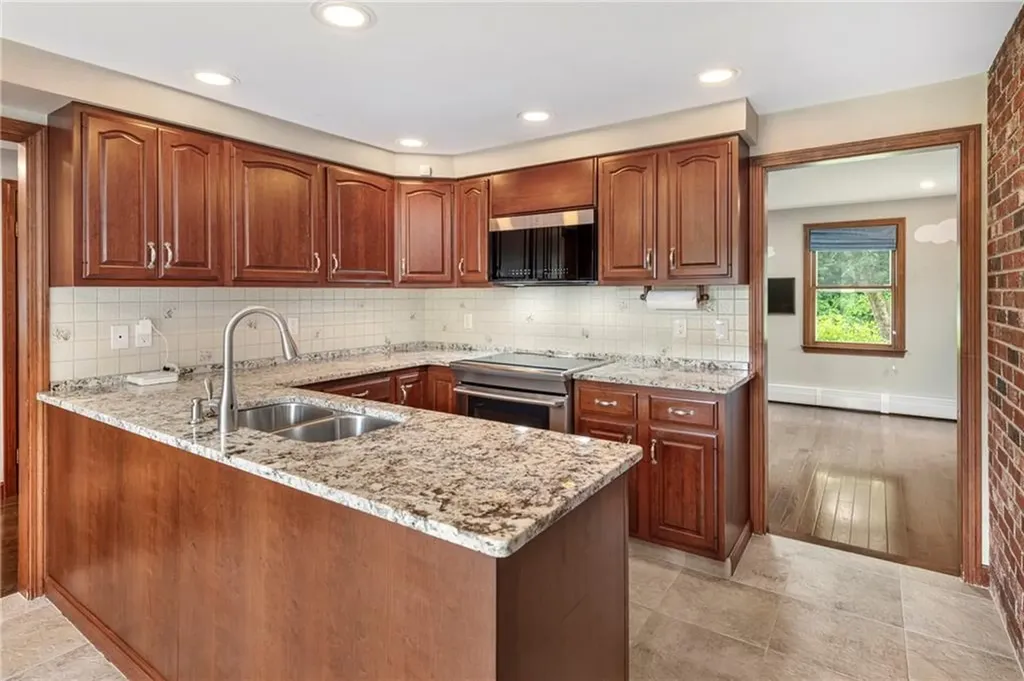 69 Apple Tree Lane Warwick RI 02888