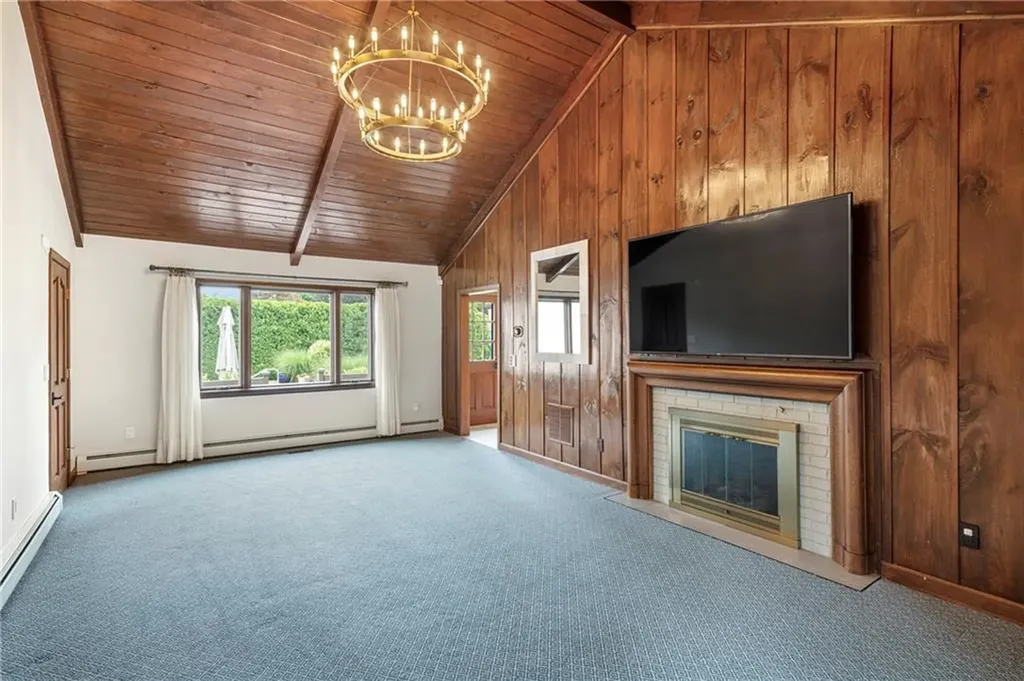 69 Apple Tree Lane Warwick RI 02888