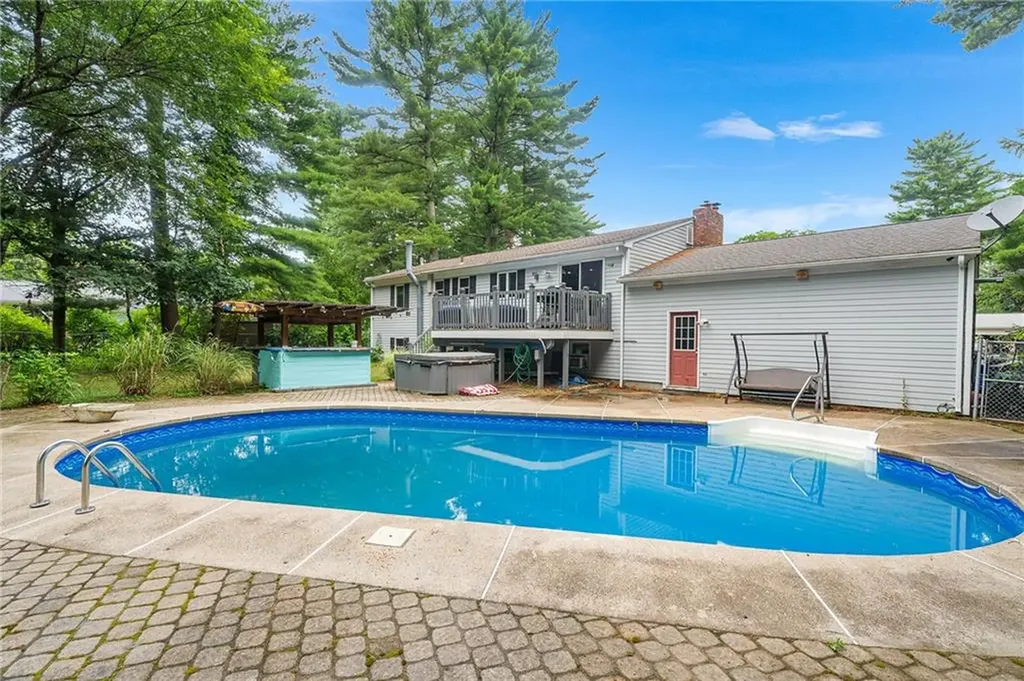 18 Magnolia Lane Coventry RI 02816