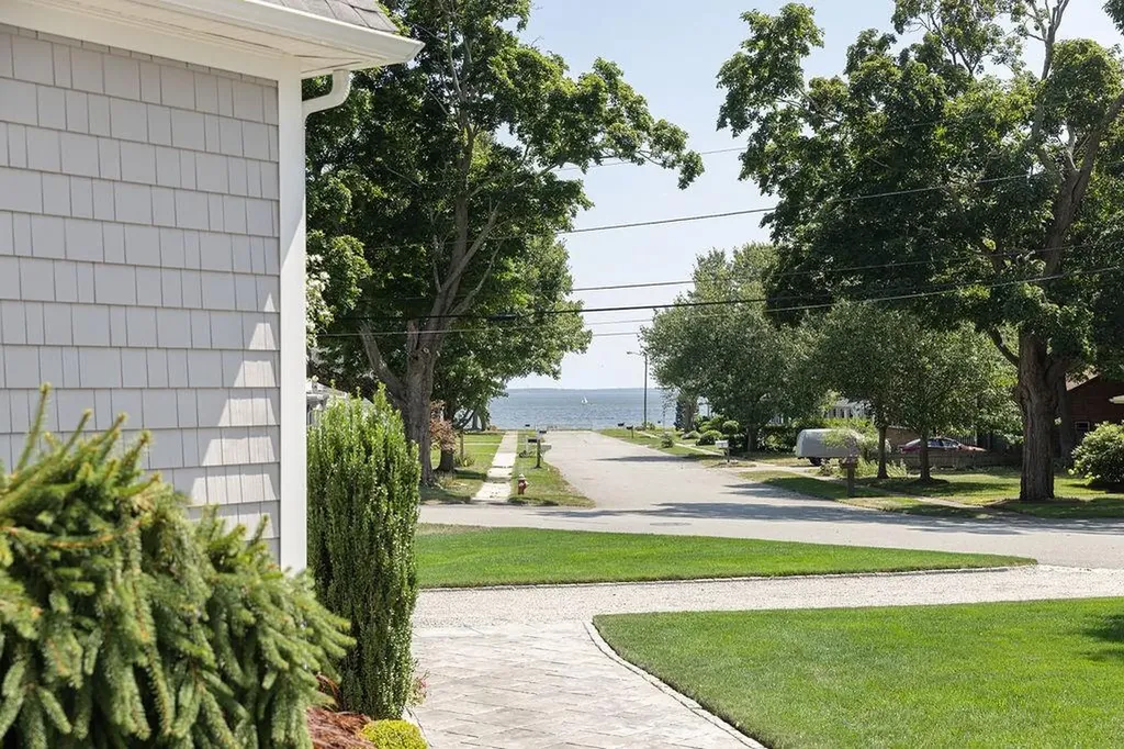 1040 Buttonwoods Avenue Warwick RI 02886