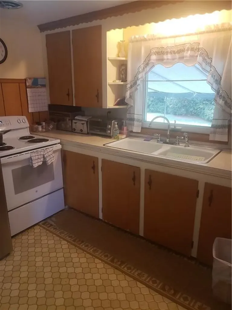 35 Village Circle Warwick RI 02888