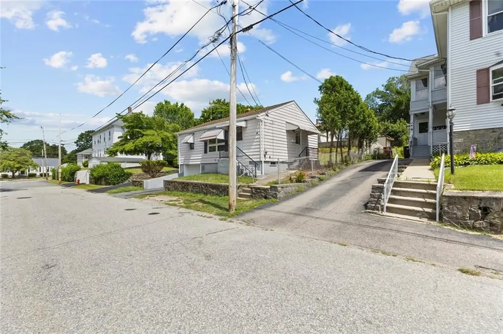 26 Kenwood Street Woonsocket RI 02895