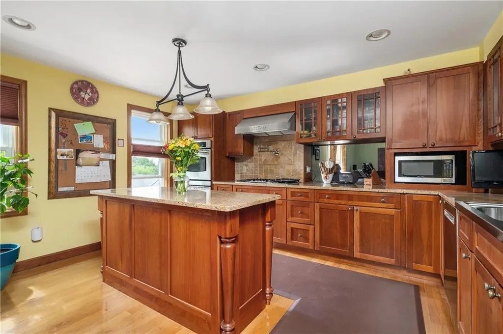 18 Valley Stream Drive Cumberland RI 02864