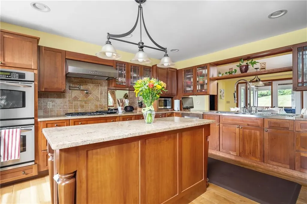 18 Valley Stream Drive Cumberland RI 02864