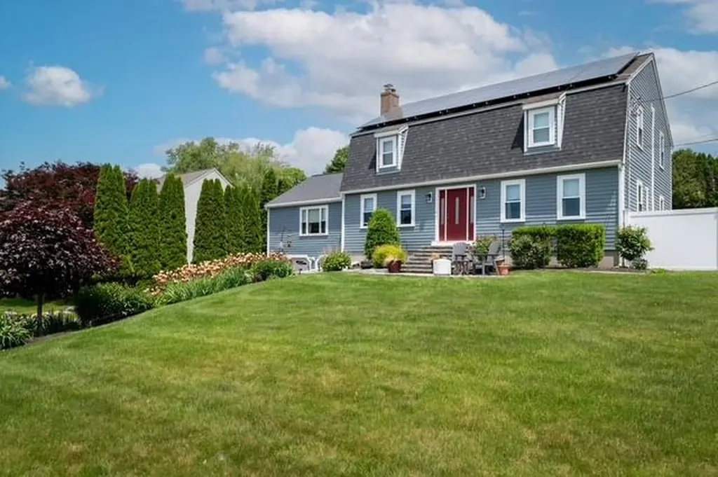 18 Valley Stream Drive Cumberland RI 02864