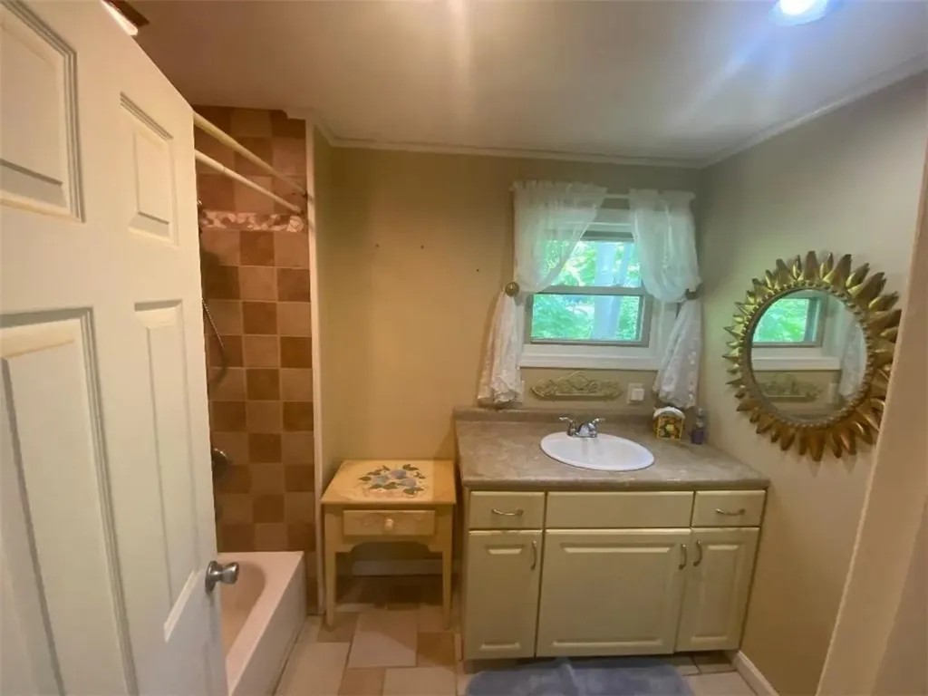 163 Reynolds Avenue Warwick RI 02889