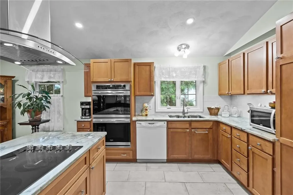 341 Columbia Avenue Warwick RI 02888