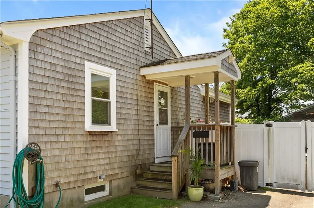 19 Murphy Circle Middletown RI 02842