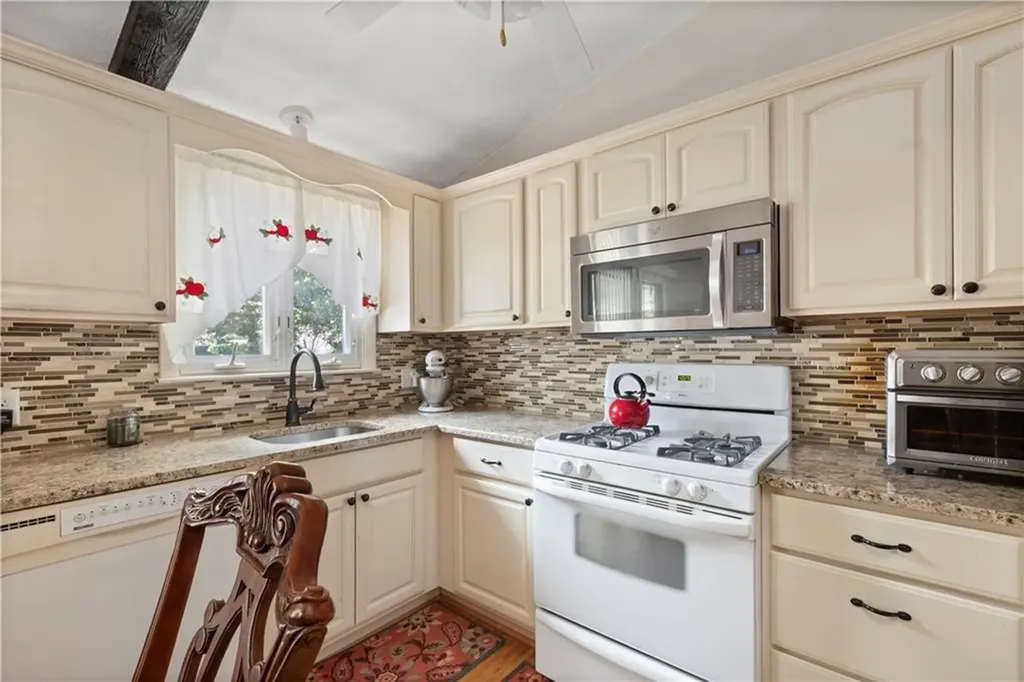 16 Tell Street Warwick RI 02889