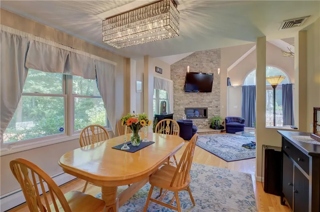 84 Bakewell Court Cranston RI 02921
