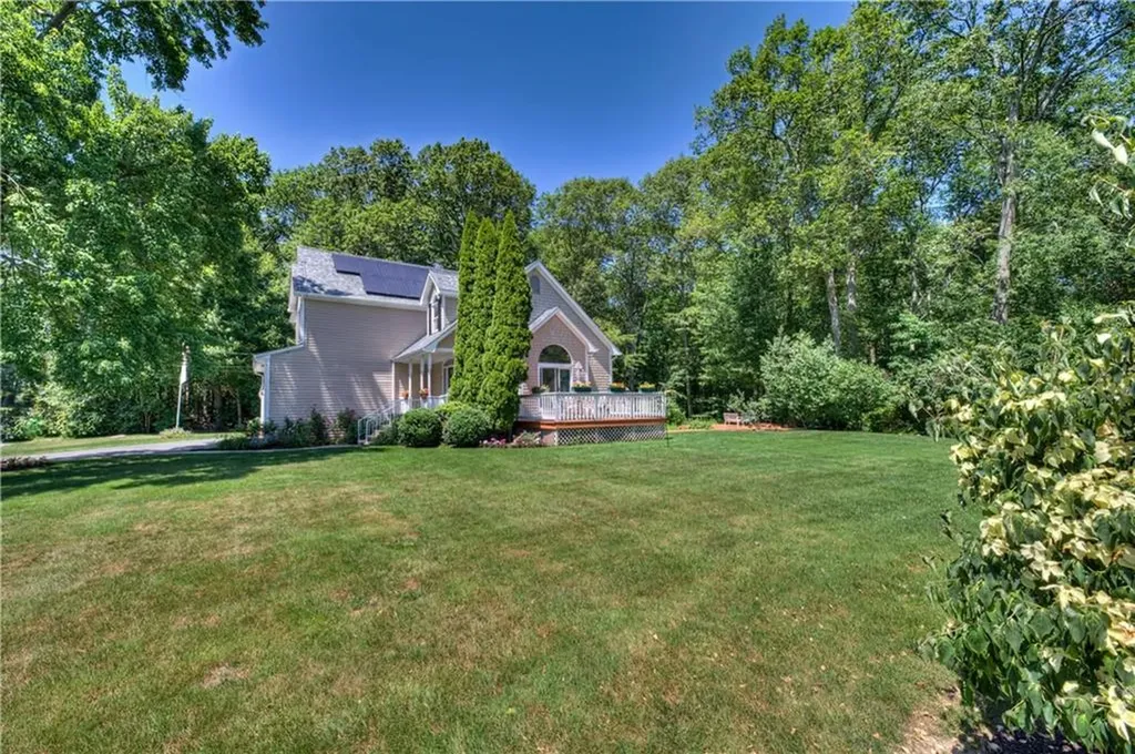 84 Bakewell Court Cranston RI 02921