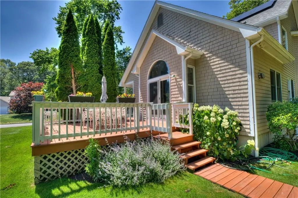 84 Bakewell Court Cranston RI 02921