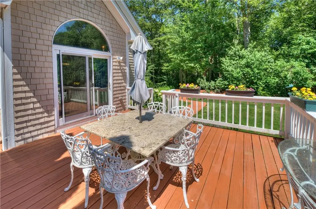 84 Bakewell Court Cranston RI 02921