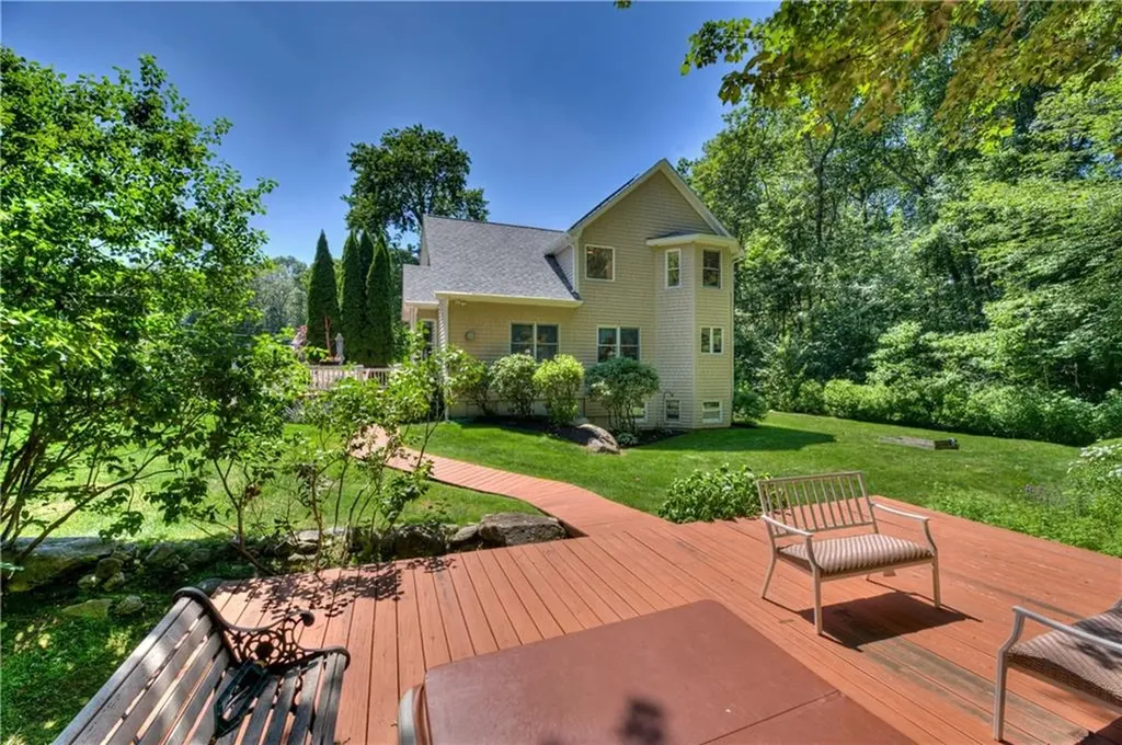 84 Bakewell Court Cranston RI 02921