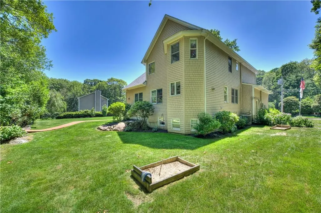 84 Bakewell Court Cranston RI 02921