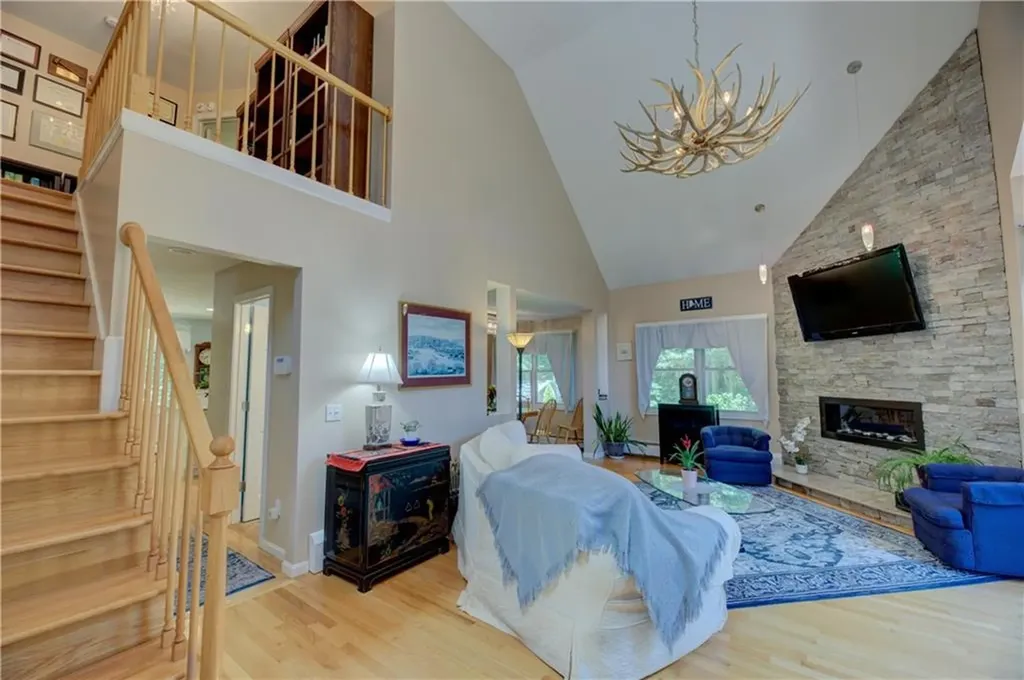 84 Bakewell Court Cranston RI 02921