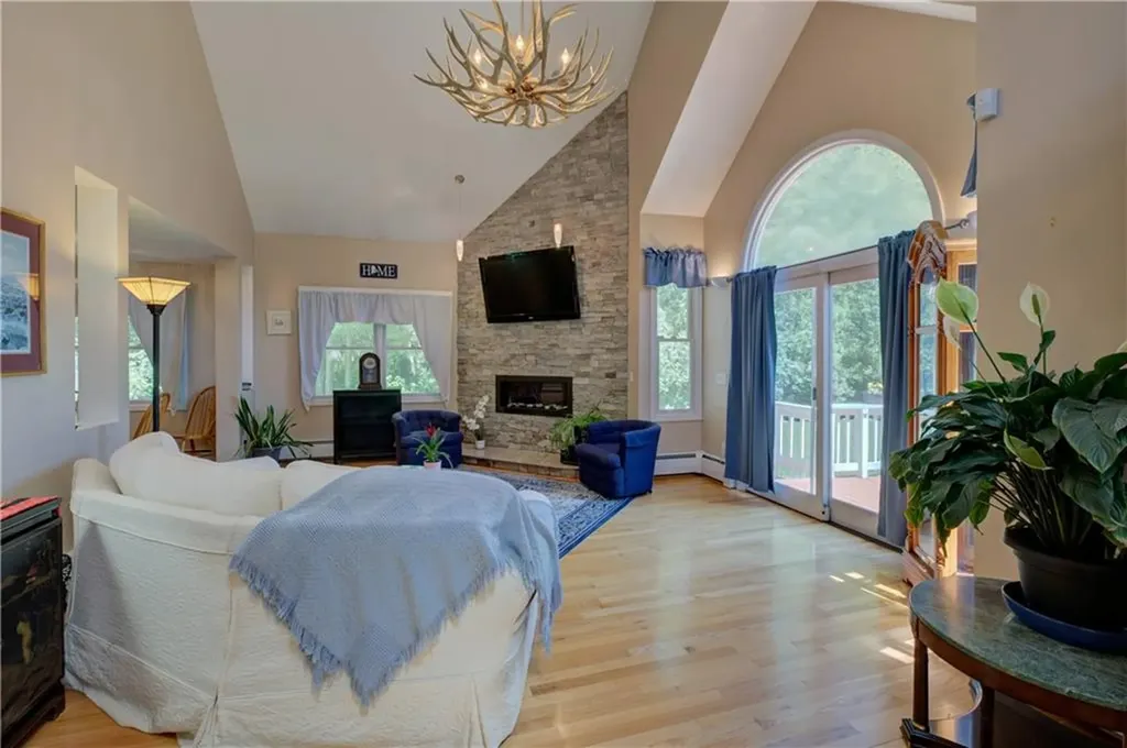 84 Bakewell Court Cranston RI 02921