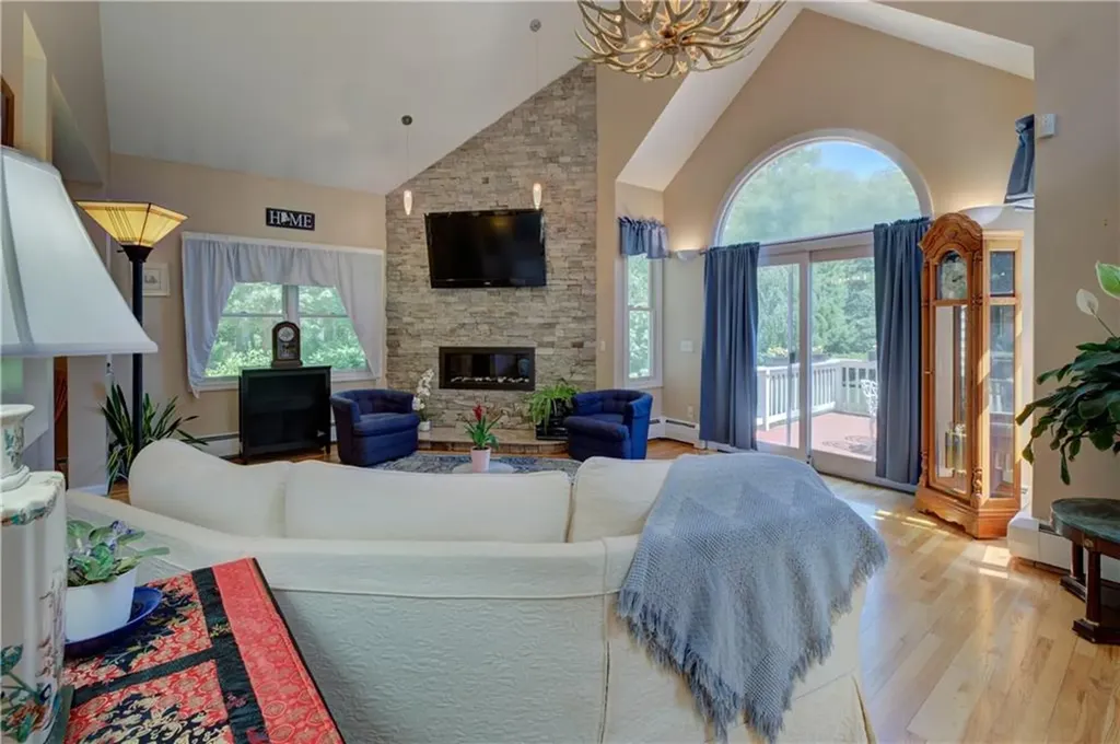 84 Bakewell Court Cranston RI 02921