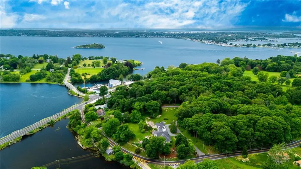 583 Highland Road Tiverton RI 02878
