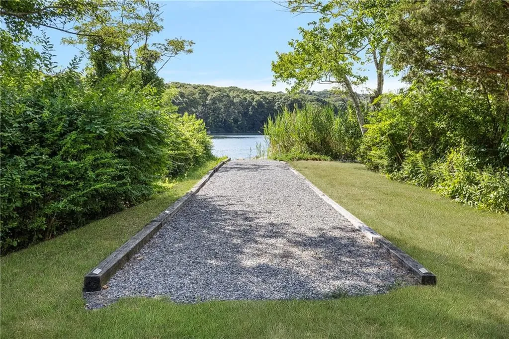 133 Bridgetown Road Narragansett RI 02882