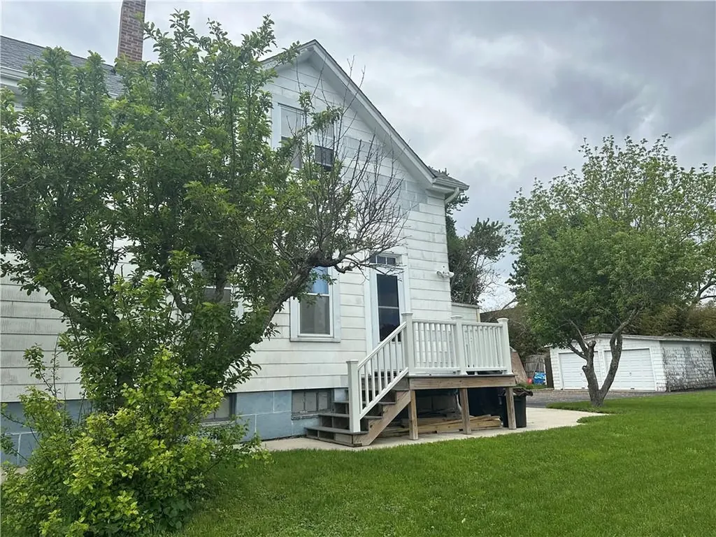296 Canonicus Street Tiverton RI 02878