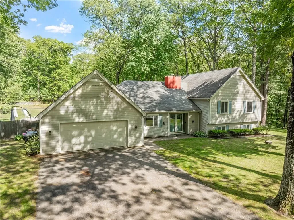 8 Westgate Road Cumberland RI 02864