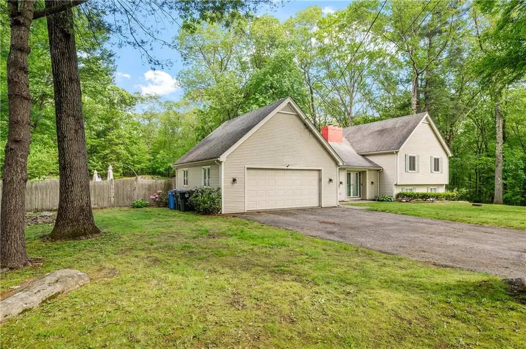 8 Westgate Road Cumberland RI 02864