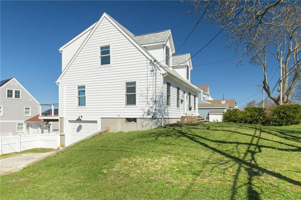 433 Wolcott Avenue Middletown RI 02842